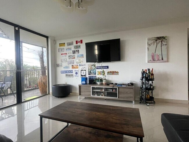 Foto del edificio - 2500 NE 135th St