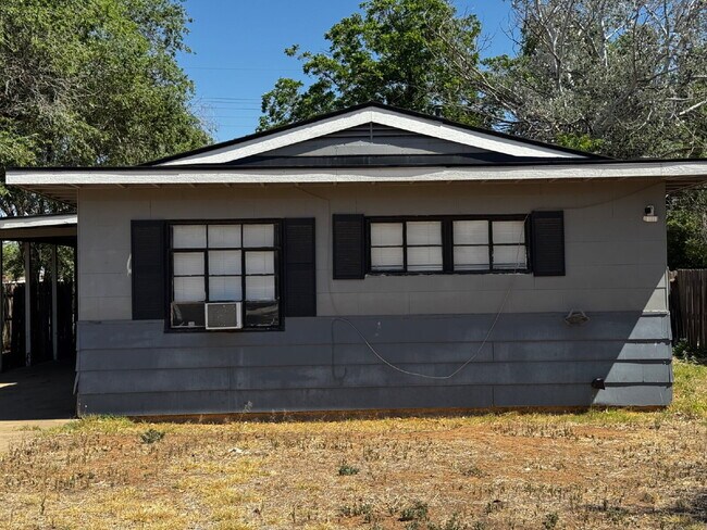 Building Photo - "Charming 3-Bed Oasis with Spacious Living in Prime Lubbock Location!"