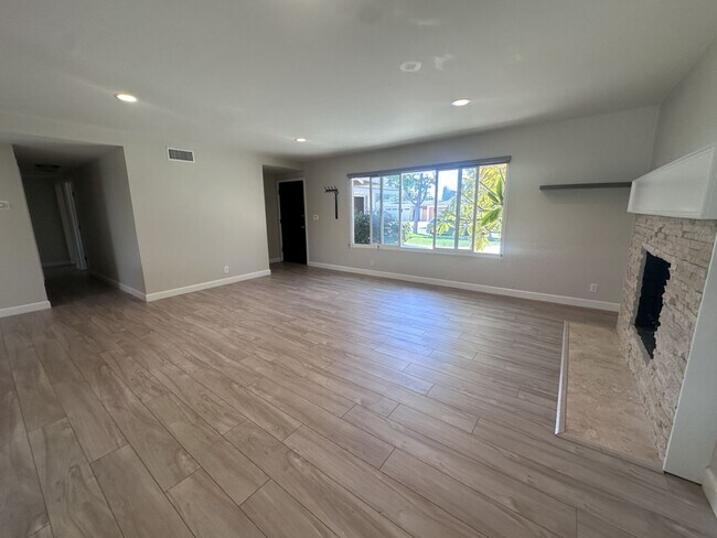 Building Photo - BACK ON MARKET - 3 bed 2 bath fully remode...