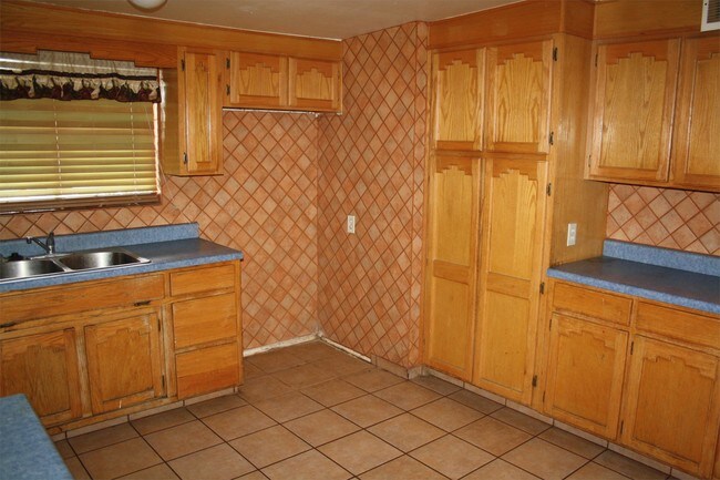 Building Photo - 402 W Marcus Dr