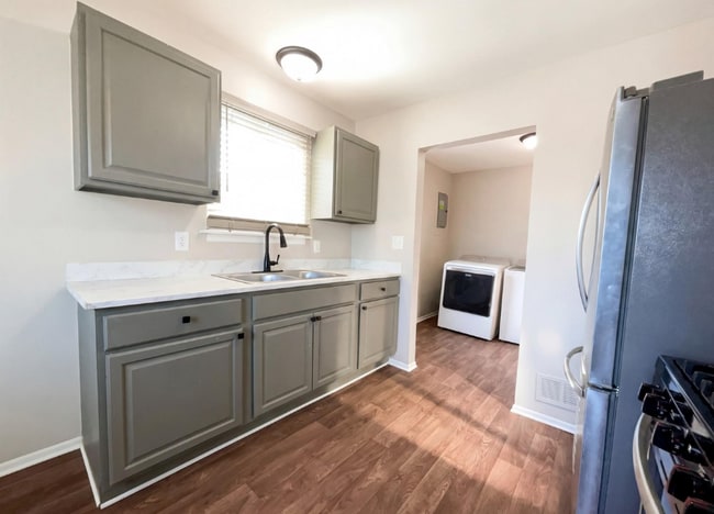 Building Photo - 7912 Pine St