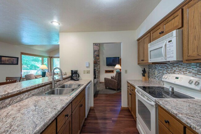 Foto del edificio - 1702 Forest Ridge Rd