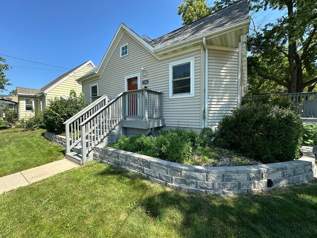 Foto del edificio - Stunning 3-Bedroom, 3-Bath Home with Luxury Features and Ample Space
