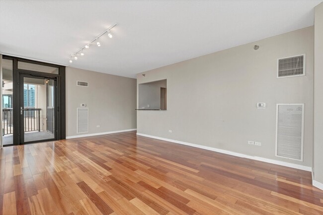 Building Photo - 400 N La Salle Dr