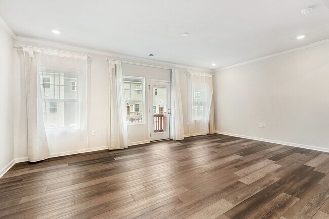 Foto del edificio - LOCATION!! Modern Townhome in Sought-After...