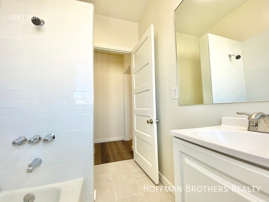 Building Photo - 1327 Magnolia Ave