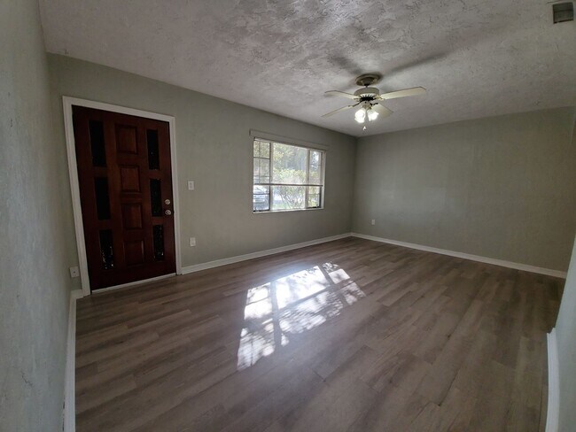 Building Photo - 3 bed / 2 bath Annual Rental Home in Brade...