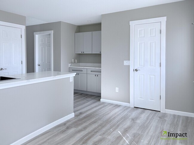 Foto del edificio - 18002 Becket Dr