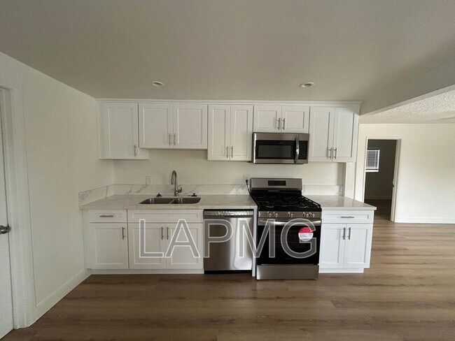 Foto del edificio - 3824 W 104th St