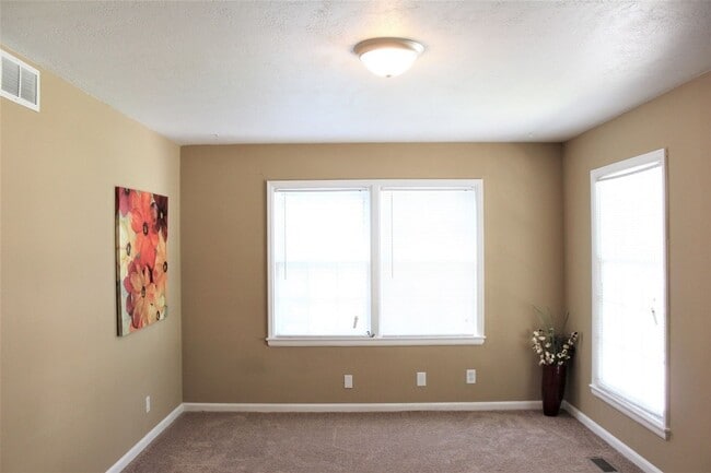 Building Photo - Updated 3 bed / 2 bath house With Exceptio...