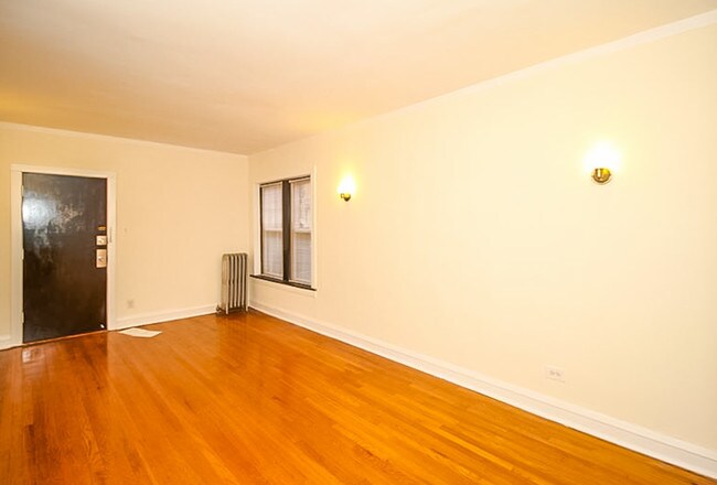 Building Photo - 2108 W Ainslie St