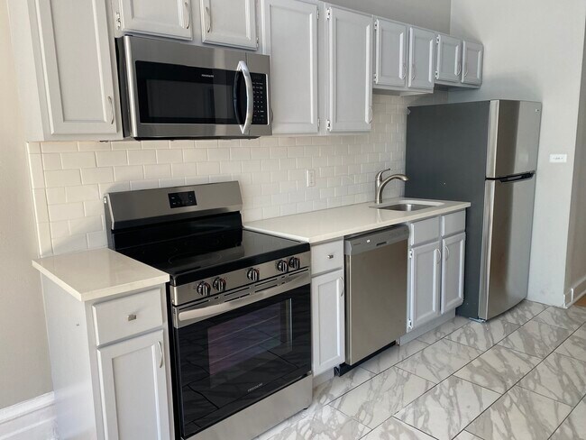 Foto del edificio - 2719 N Pine Grove Ave