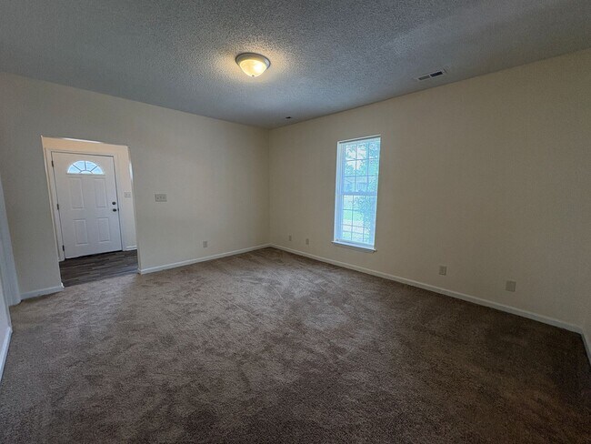Building Photo - Cozy Two Bedroom Home!