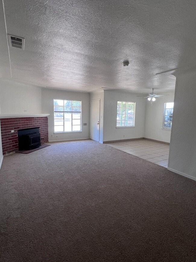 Building Photo - 2905 E Lamona Ave