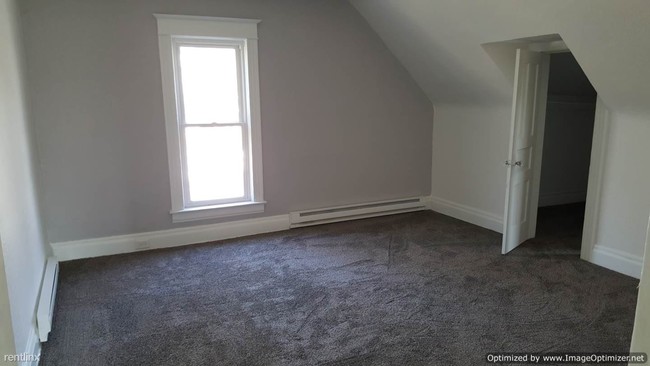 Building Photo - 3 br, 1 bath  - 433 E Bremer St Upstairs apt