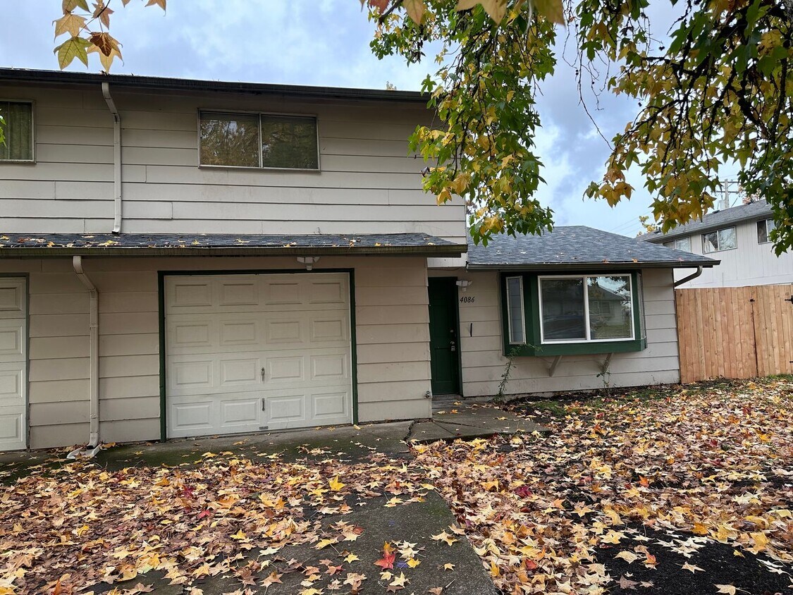 Foto principal - 2 bed 1 1/2 bath duplex in Springfield!