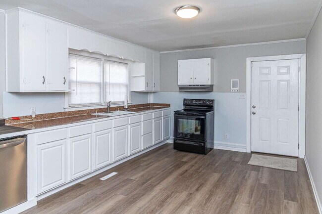 Foto del edificio - Newly Renovated Brick Ranch! Convenient Goldsboro location close to US Hwy 117/US Hwy 70!