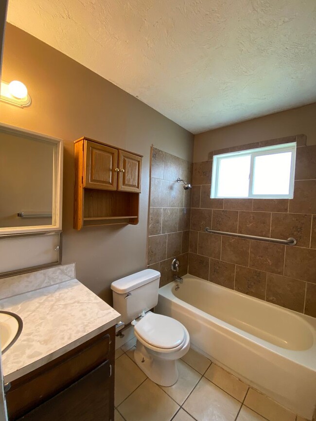 Building Photo - 2 bed / 1 bath apartment in Idaho Falls