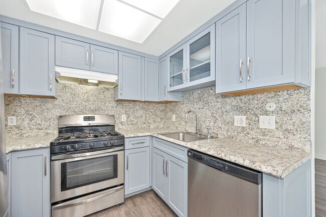 Foto del edificio - Beautifully Updated 2 Story Unit