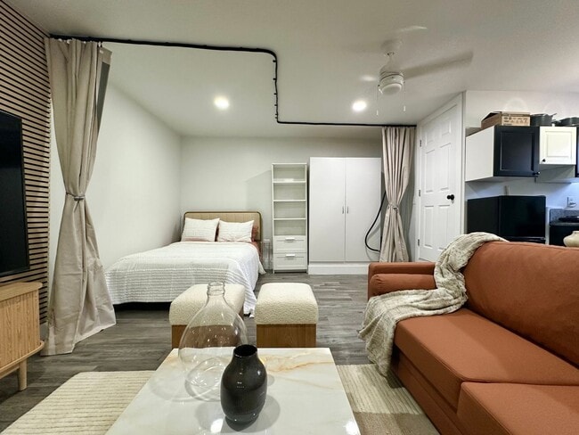 Building Photo - Charming Studio House in Reseda