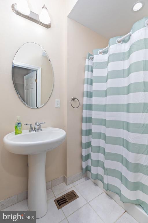 Building Photo - 2900 Lomond Pl