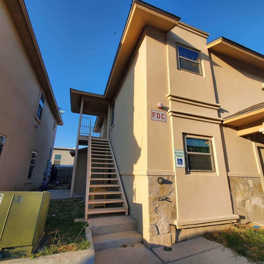 Primary Photo - 1007 Emerald Valley Dr