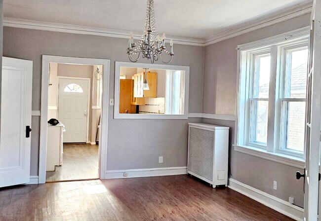 Dining room - 4820 S Keeler Ave Apartments