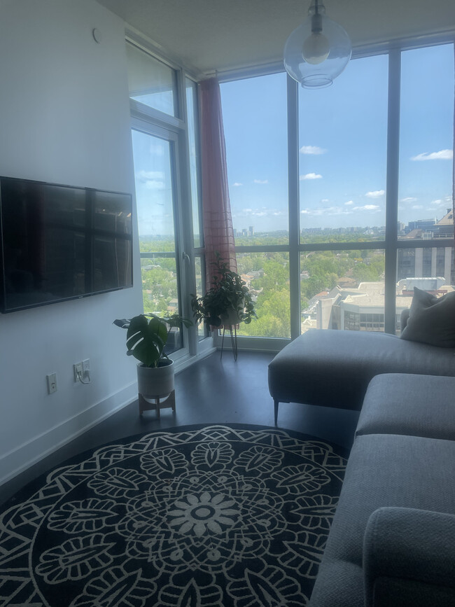 Photo du bâtiment - 88 Sheppard Av E