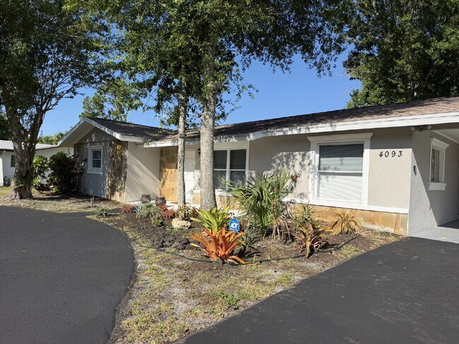 Foto del edificio - "Charming 3-Bedroom Home with Gleaming Hardwood Floors!"