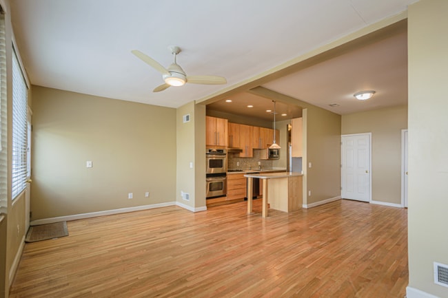 Foto del edificio - 611 Otis Pl NW