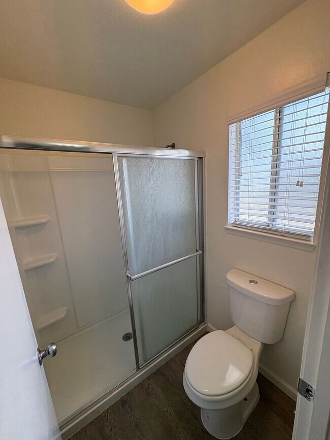 Building Photo - NE Visalia home Available Now!