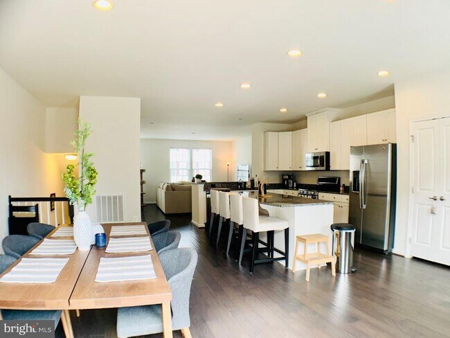 Building Photo - 307 Streamview Dr
