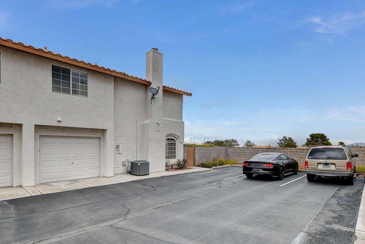 Primary Photo - Spacious Townhome w/large yard! Near Summe...