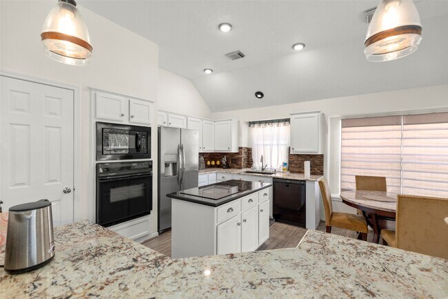 Foto del edificio - 723 Avery Dr