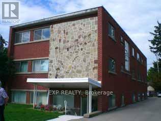 Photo principale - 42-42 Hilltop Dr