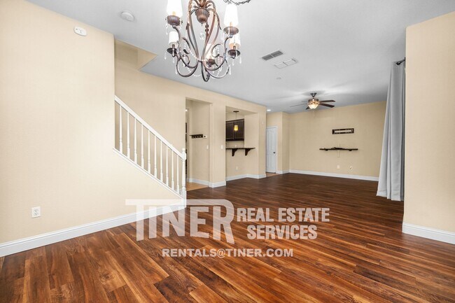 Foto del edificio - Chic 2 Bedroom Home with Den and Turfed Patio
