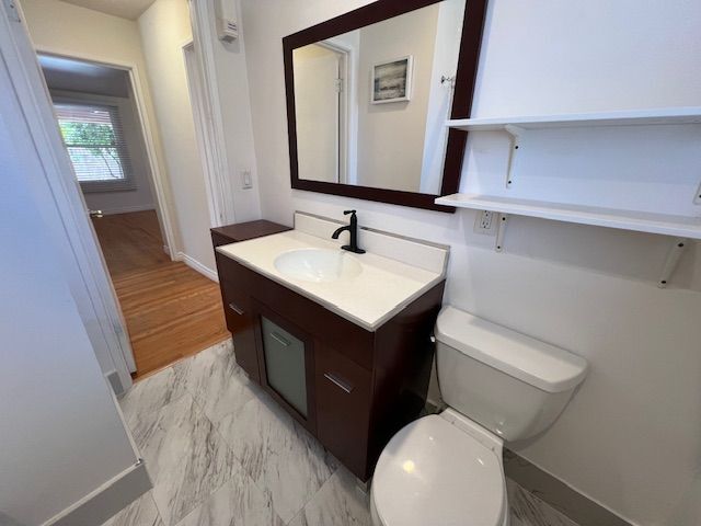 Foto del edificio - 9711 Hayvenhurst Ave