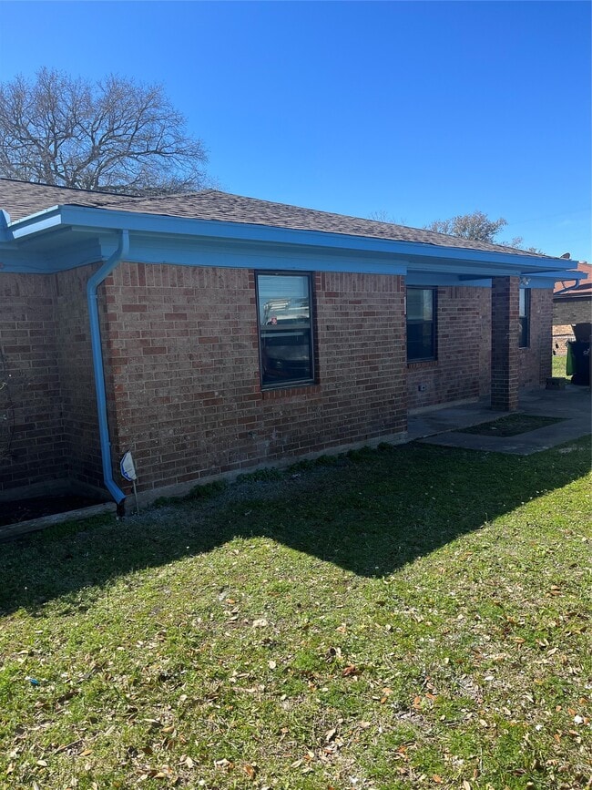Building Photo - 402 Thompson Dr