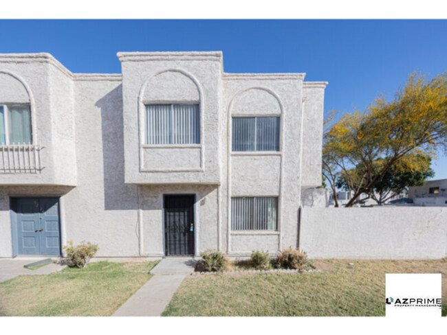 Building Photo - Modern 3/1 Phoenix Townhouse with Private ...