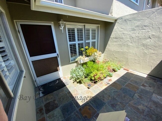 Building Photo - 19220 Creekside Ln