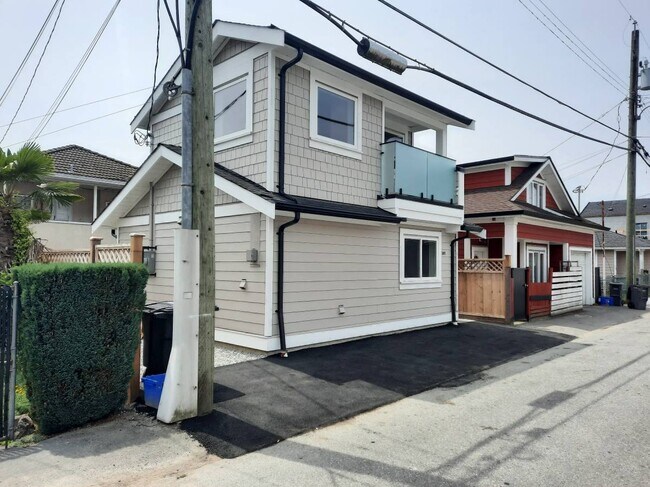 Photo du bâtiment - 381 57th Av E