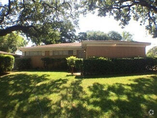 Building Photo - 1502 Westcrest Dr