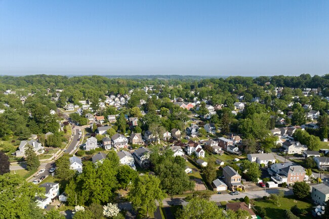 Glenside is roughly 6 mies from Center City Philadelphia.