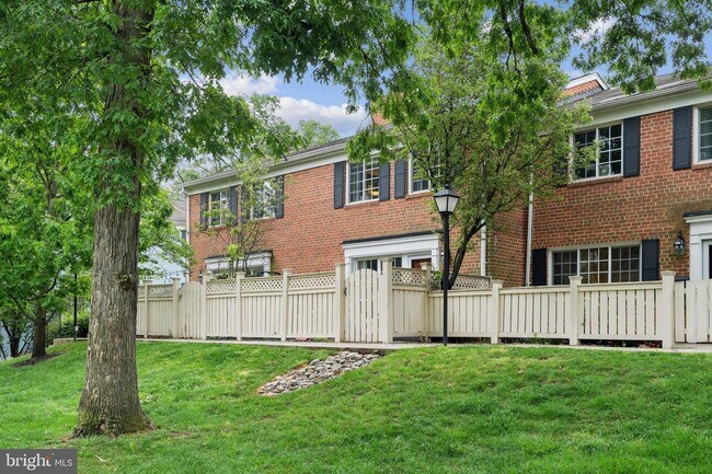 Building Photo - Welcome to this beautifully updated three ...