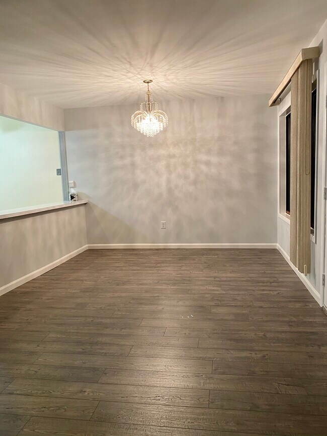 Living room - 113 Amberly Dr