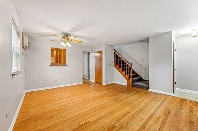 Building Photo - 21 E Thorndale Ave