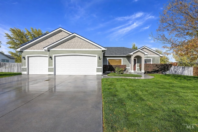 Building Photo - 220 NE Greystone Loop