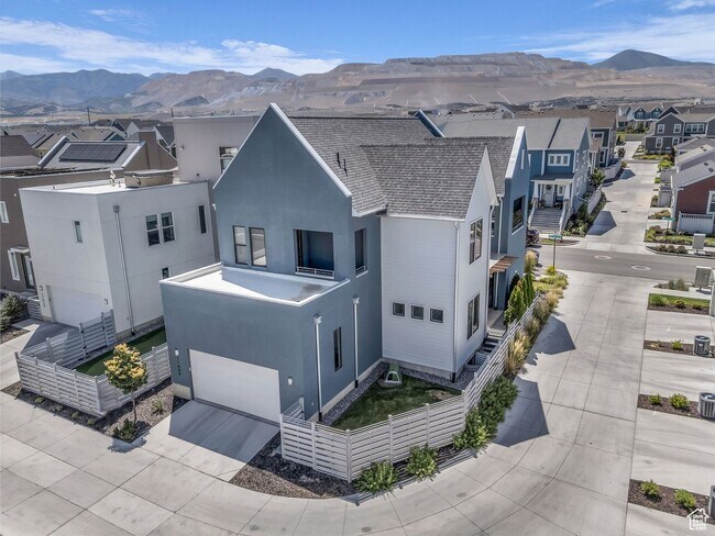Foto del edificio - Amazing Executive Home Now Available!