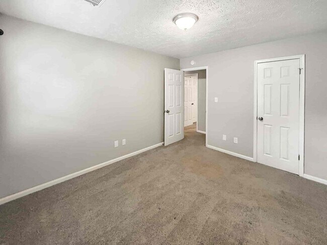 Building Photo - 125 Pilgrim Ln
