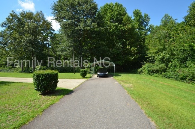 Building Photo - Great home on 8+ acres Cape Fear High